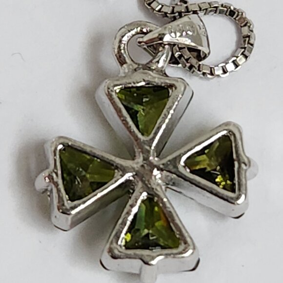 True 90's 18K Cross Clover Peridot Pendant w/ 18" 925 Italy Chain - Picture 9 of 9